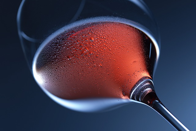 Sélection de bouteilles de vin dans une cave, illustrant comment choisir parmi les 100 meilleurs vins du monde