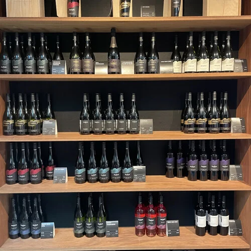Bouteille de vin méconnu à petit prix avec étiquette artisanale