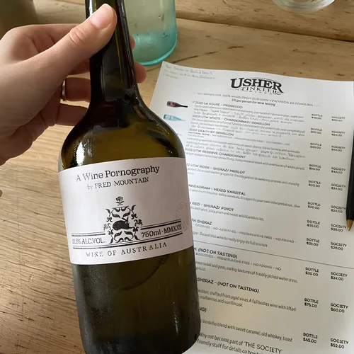 Dégustation professionnelle de vin avec carnet de notes et verres
