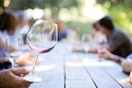 Verre de vin rouge en dégustation pour évaluer la qualité d'un millésime