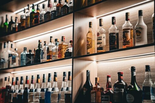 Étagère de bouteilles de vin classées par millésime, montrant la diversité des années de production