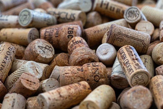 Des bouchons de bouteilles dans une cave à Martinborough.