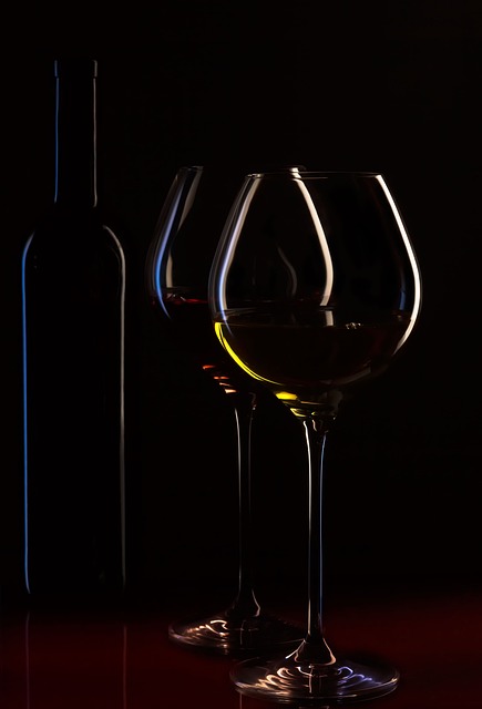 Bouteille et verres de vins de Californie mis en avant